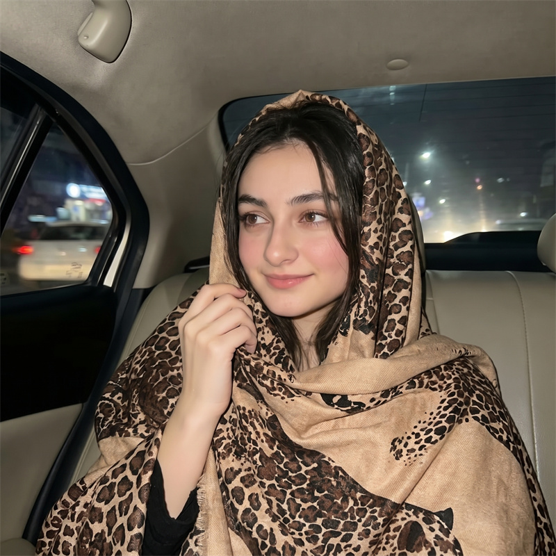 Vintage Women Fashion - Vintage Leopar Desenli Tesettür Başörtüsü ve